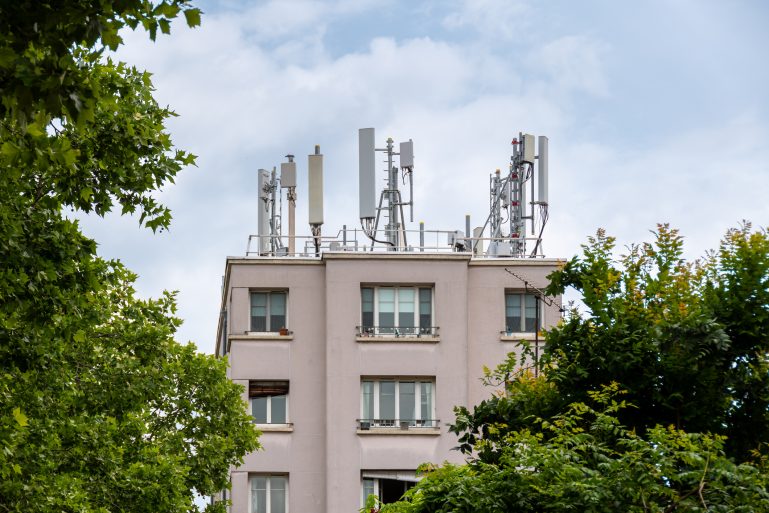 distance minimum entre antenne relais habitation